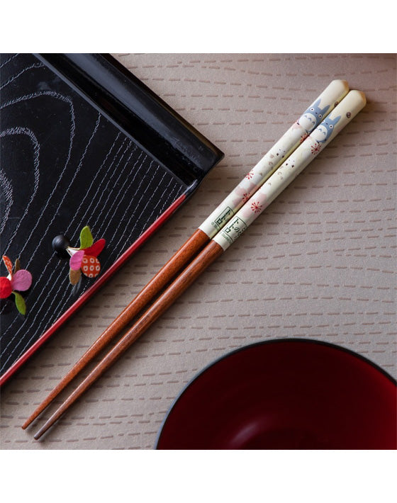 MyNeighborTotoroTotoroSakuraPatternPaintedChopsticks8.jpg